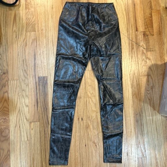 7 FOR ALL MANKIND Snake Printed Faux Leather Legging Pants Grey High Rise - Picture 2 of 11